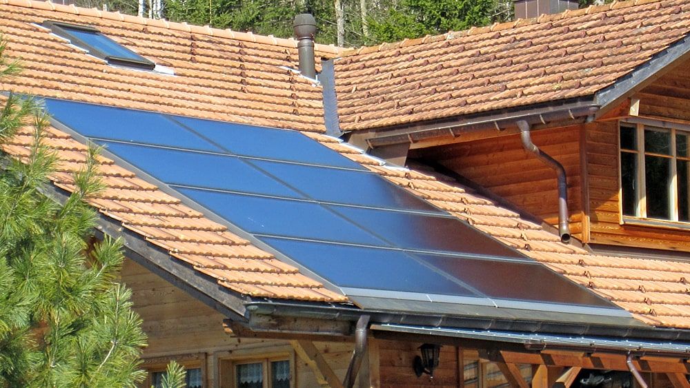 Thermische Solaranlage auf Hausdach